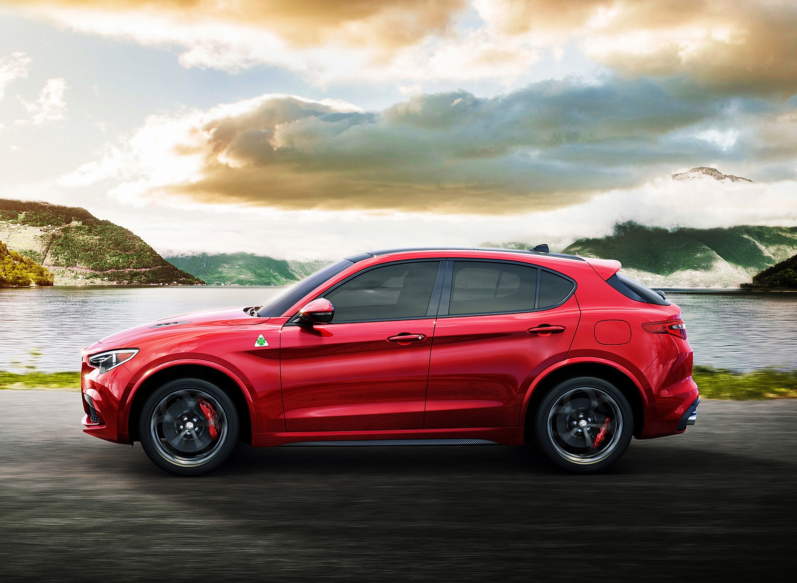 2018 Alfa Romeo Stelvio Side Wallpapers (3)