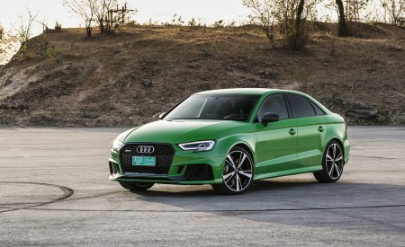 2018 Audi RS3 Sedan (Color: Viper Green) Front Three-Quarter Wallpapers 450x275 (53)