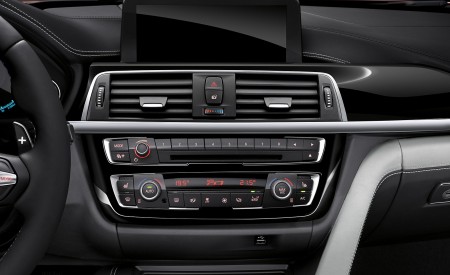 2018 BMW M4 Coupe Central Console Wallpapers 450x275 (16)