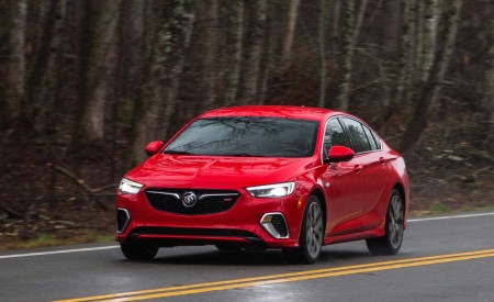 2018 Buick Regal GS Front Three-Quarter Wallpapers 450x275 (7)