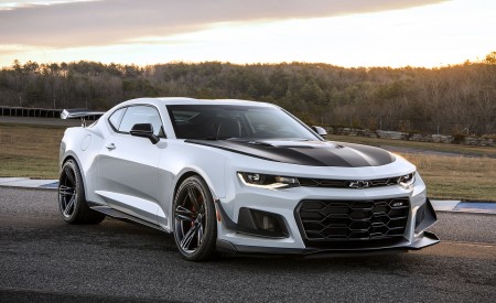 2018 Chevrolet Camaro ZL1 1LE Front Three-Quarter Wallpapers 450x275 (46)