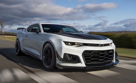 2018 Chevrolet Camaro ZL1 1LE Front Three-Quarter Wallpapers 450x275 (50)