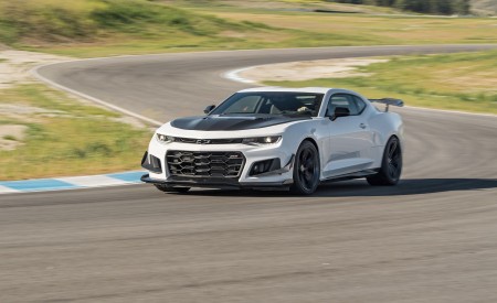 2018 Chevrolet Camaro ZL1 1LE Front Three-Quarter Wallpapers 450x275 (51)