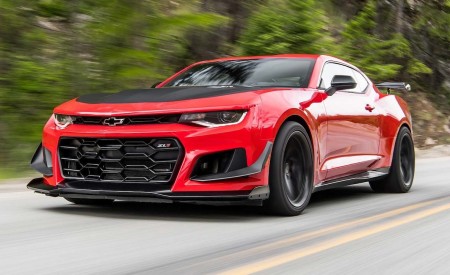 2018 Chevrolet Camaro ZL1 1LE Front Three-Quarter Wallpapers 450x275 (5)