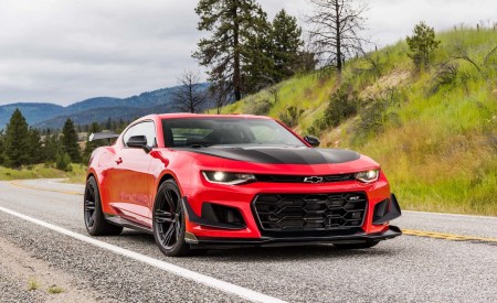 2018 Chevrolet Camaro ZL1 1LE Front Three-Quarter Wallpapers 450x275 (7)