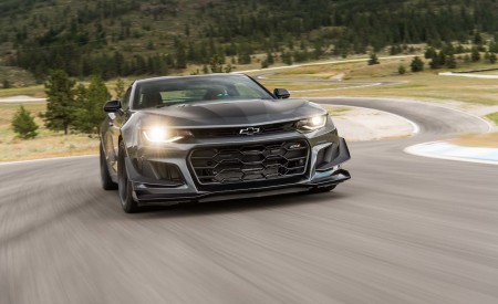 2018 Chevrolet Camaro ZL1 1LE Front Three-Quarter Wallpapers 450x275 (29)