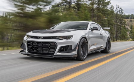 2018 Chevrolet Camaro ZL1 1LE Front Three-Quarter Wallpapers 450x275 (41)