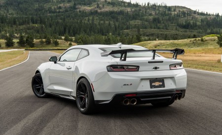 2018 Chevrolet Camaro ZL1 1LE Rear Three-Quarter Wallpapers 450x275 (57)