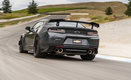 2018 Chevrolet Camaro ZL1 1LE Rear Three-Quarter Wallpapers 450x275 (32)