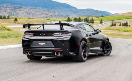 2018 Chevrolet Camaro ZL1 1LE Rear Three-Quarter Wallpapers 450x275 (31)