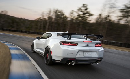 2018 Chevrolet Camaro ZL1 1LE Rear Three-Quarter Wallpapers 450x275 (56)