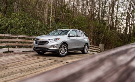 2018 Chevrolet Equinox Front Three-Quarter Wallpapers 450x275 (76)
