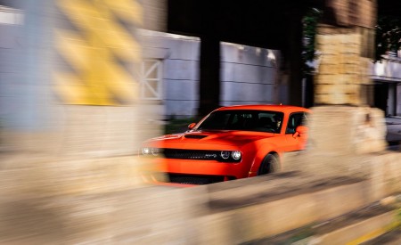 2018 Dodge Challenger SRT Hellcat Widebody (Color: Go Mango) Front Three-Quarter Wallpapers 450x275 (54)