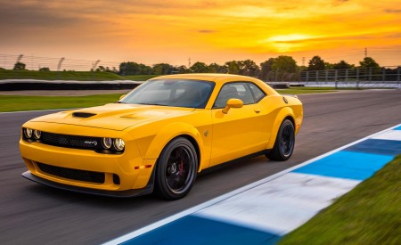 2018 Dodge Challenger SRT Hellcat Widebody (Color: Yellow Jacket) Front Three-Quarter Wallpapers 450x275 (68)