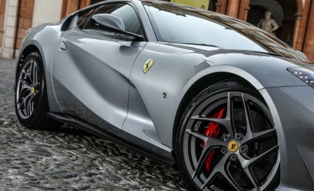 2018 Ferrari 812 Superfast Front Three-Quarter Wallpapers 450x275 (30)