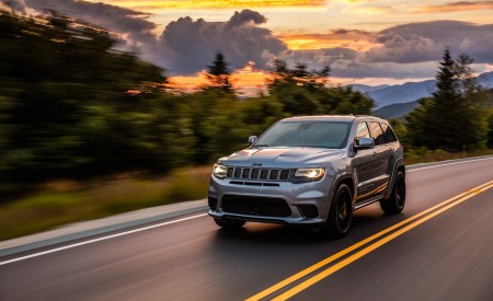 2018 Jeep Grand Cherokee Trackhawk Front Three-Quarter Wallpapers 450x275 (65)