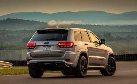 2018 Jeep Grand Cherokee Trackhawk Rear Wallpapers 450x275 (77)
