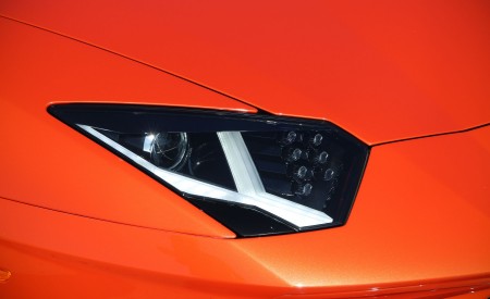 2018 Lamborghini Aventador S Roadster Headlight Wallpapers 450x275 (38)