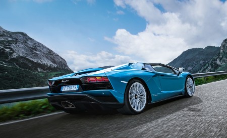 2018 Lamborghini Aventador S Roadster Rear Three-Quarter Wallpapers 450x275 (56)