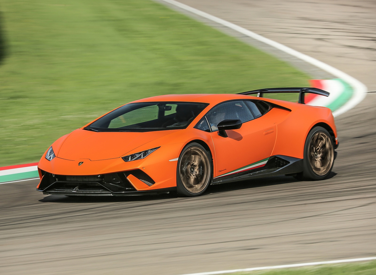 2018 Lamborghini Huracán Performante Front Three-Quarter Wallpapers #6 of 109