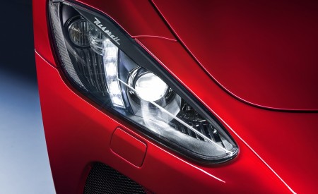 2018 Maserati GranTurismo MC Sport Line Headlight Wallpapers 450x275 (10)