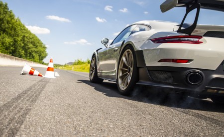 2018 Porsche 911 GT2 RS Detail Wallpapers 450x275 (14)