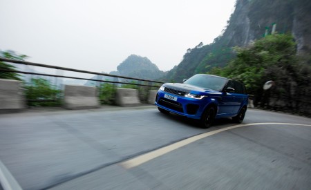 2018 Range Rover Sport SVR Front Three-Quarter Wallpapers 450x275 (12)