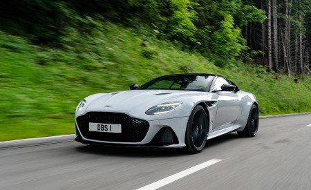 2019 Aston Martin DBS Superleggera White Stone Front Three-Quarter Wallpapers 450x275 (98)