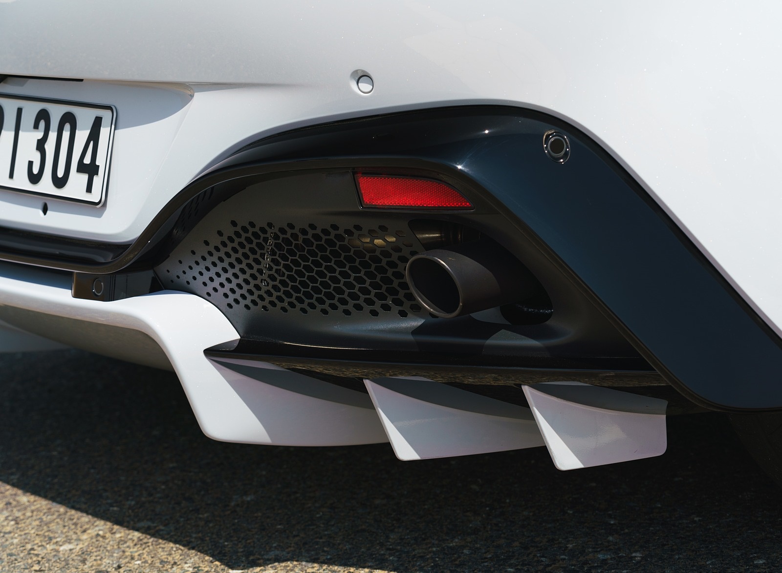 2019 Aston Martin Vantage (Color: White Stone) Detail Wallpapers #36 of 120