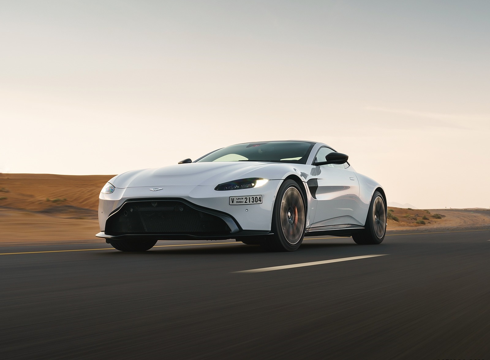 2019 Aston Martin Vantage (Color: White Stone) Front Three-Quarter Wallpapers #12 of 120