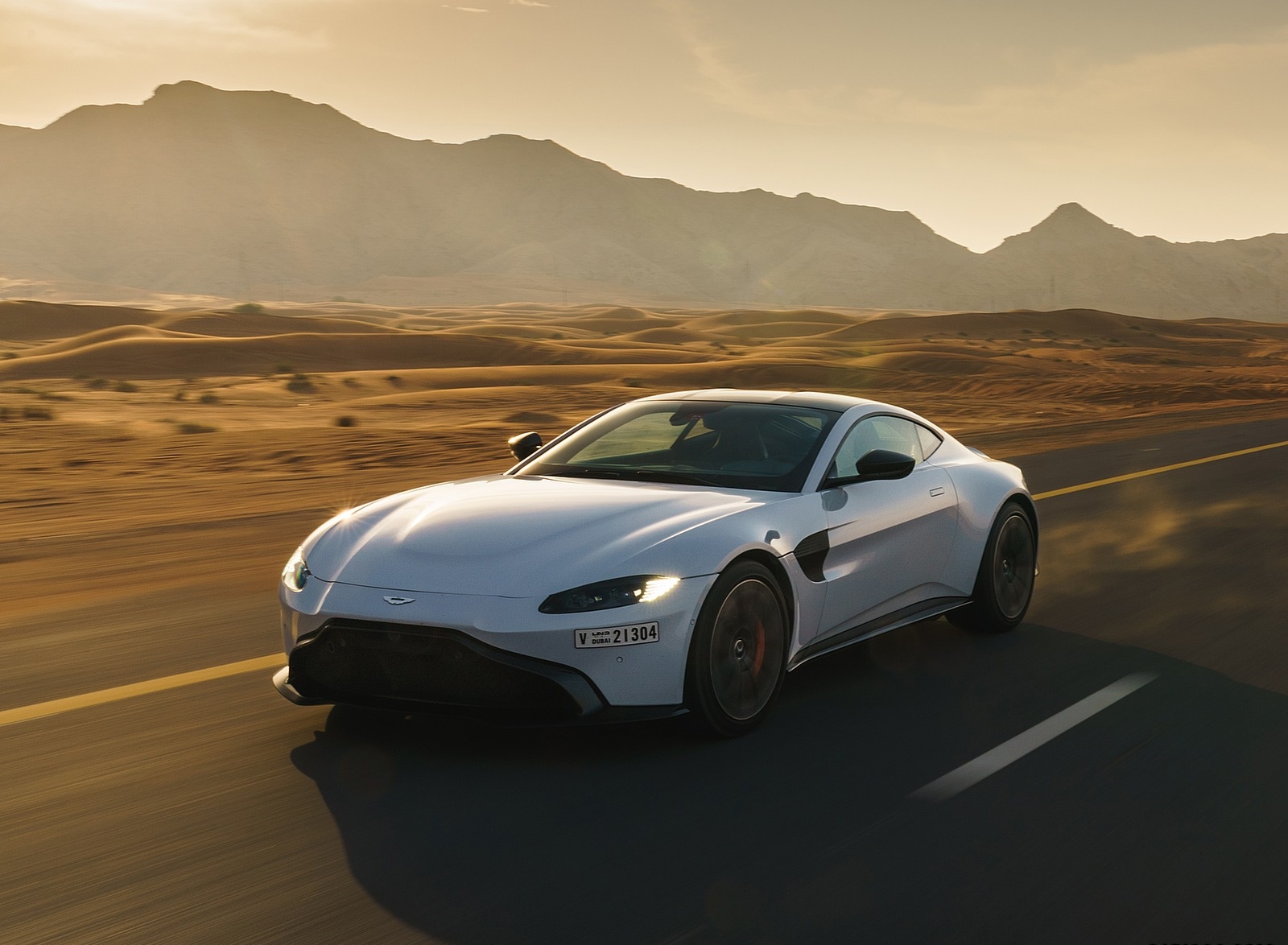 2019 Aston Martin Vantage (Color: White Stone) Front Three-Quarter Wallpapers (2)