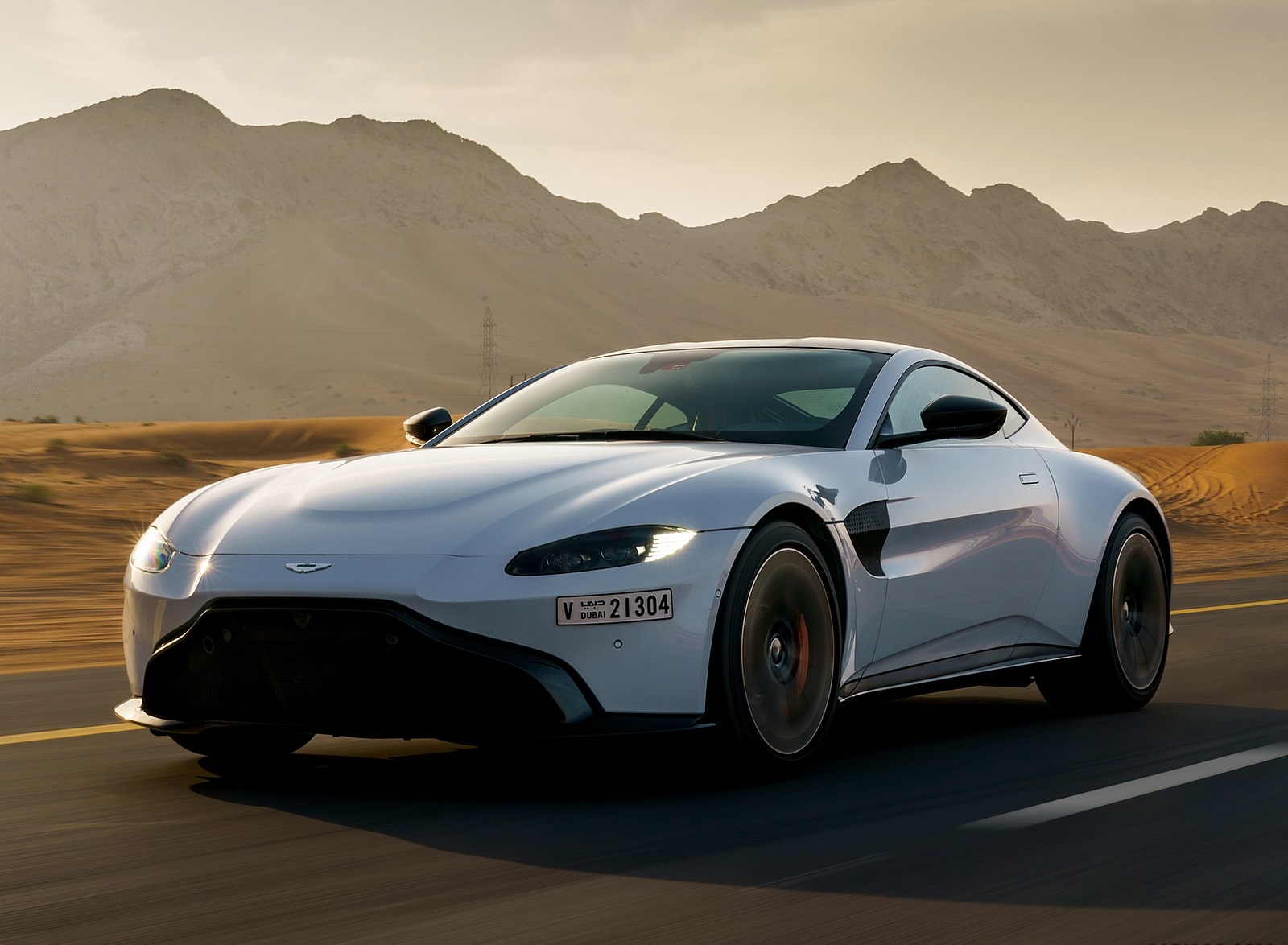 2019 Aston Martin Vantage (Color: White Stone) Front Three-Quarter Wallpapers #13 of 120