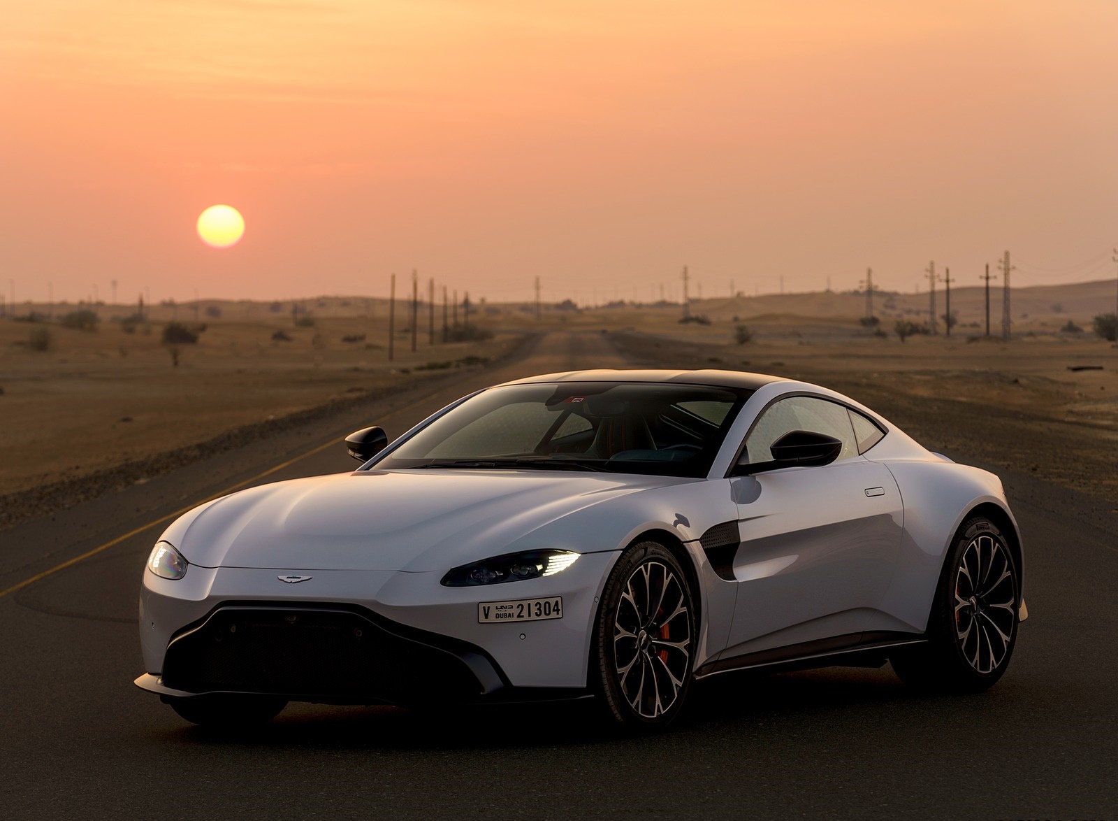 2019 Aston Martin Vantage (Color: White Stone) Front Three-Quarter Wallpapers #29 of 120