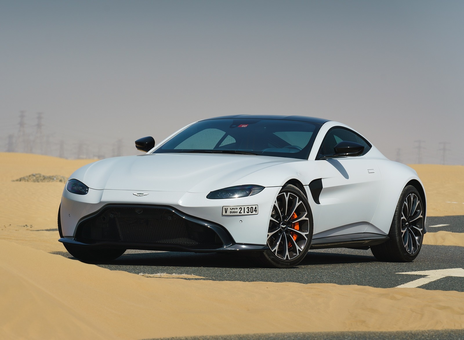 2019 Aston Martin Vantage (Color: White Stone) Front Three-Quarter Wallpapers #24 of 120