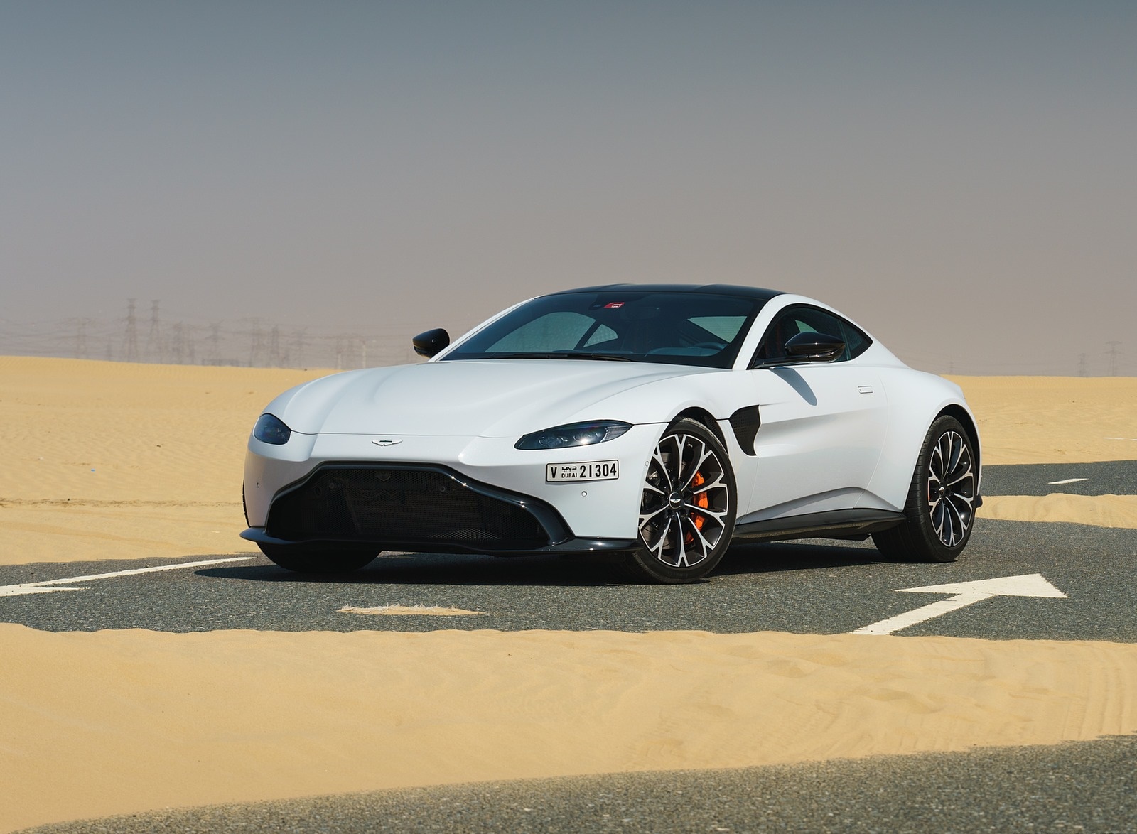 2019 Aston Martin Vantage (Color: White Stone) Front Three-Quarter Wallpapers #23 of 120