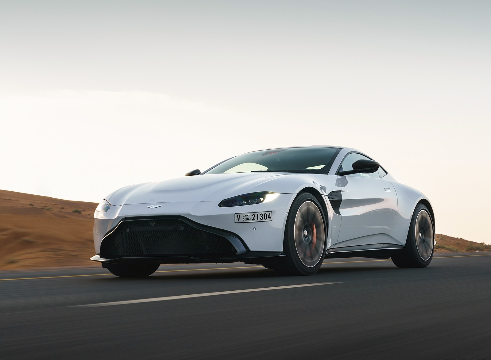 2019 Aston Martin Vantage (Color: White Stone) Front Three-Quarter Wallpapers #14 of 120