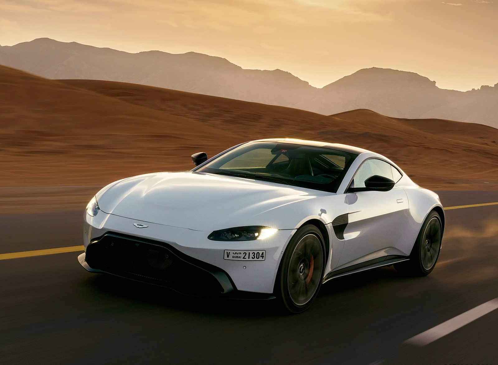 2019 Aston Martin Vantage (Color: White Stone) Front Three-Quarter Wallpapers (8)