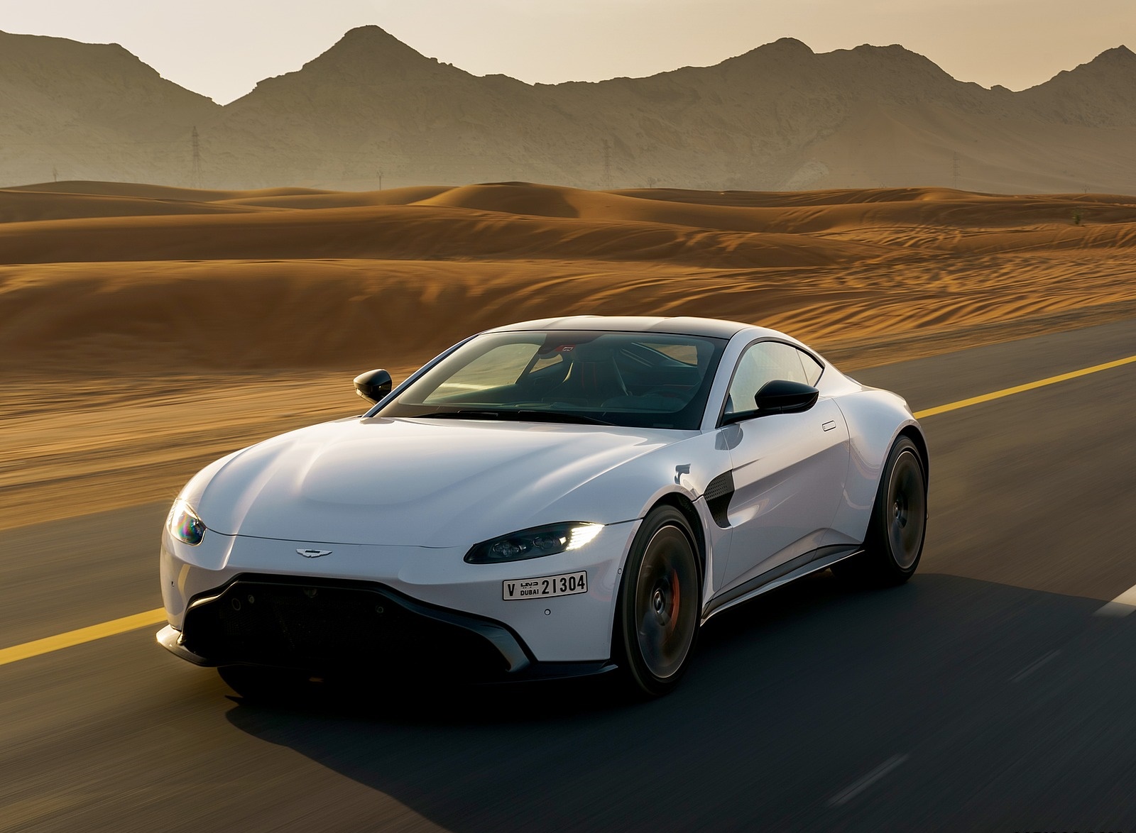 2019 Aston Martin Vantage (Color: White Stone) Front Three-Quarter Wallpapers (1)
