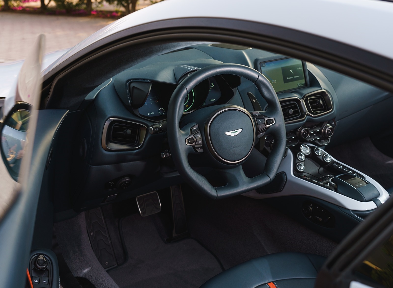 2019 Aston Martin Vantage (Color: White Stone) Interior Wallpapers #40 of 120