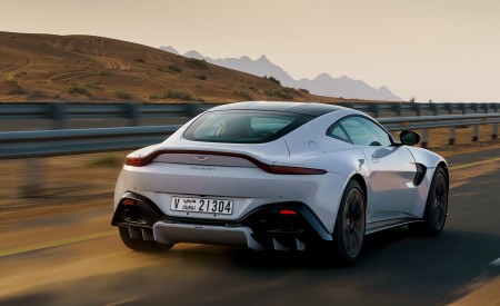 2019 Aston Martin Vantage (Color: White Stone) Rear Three-Quarter Wallpapers 450x275 (17)