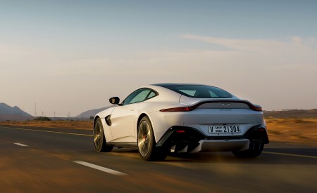 2019 Aston Martin Vantage (Color: White Stone) Rear Three-Quarter Wallpapers 450x275 (11)