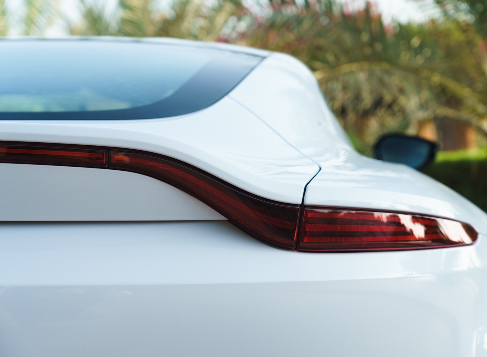 2019 Aston Martin Vantage (Color: White Stone) Tail Light Wallpapers #34 of 120