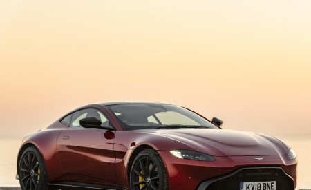 2019 Aston Martin Vantage (UK-Spec) Front Three-Quarter Wallpapers 450x275 (96)
