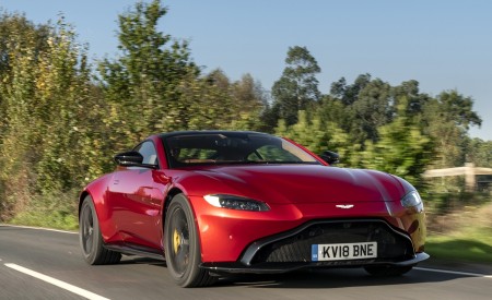 2019 Aston Martin Vantage (UK-Spec) Front Three-Quarter Wallpapers 450x275 (85)