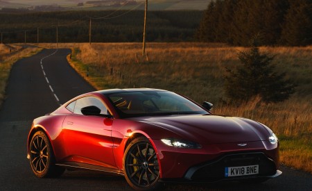 2019 Aston Martin Vantage (UK-Spec) Front Three-Quarter Wallpapers 450x275 (99)