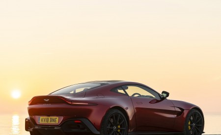 2019 Aston Martin Vantage (UK-Spec) Rear Three-Quarter Wallpapers 450x275 (101)