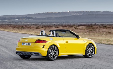 2019 Audi TT Roadster (Color: Vegas Yellow) Rear Three-Quarter Wallpapers 450x275 (24)