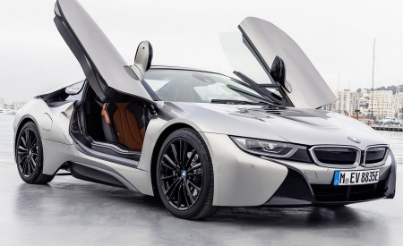 2019 BMW i8 Roadster (Color: Donington Grey) Front Three-Quarter Wallpapers 450x275 (67)