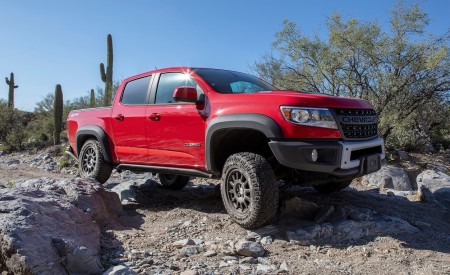 2019 Chevrolet Color:ado ZR2 Bison Front Three-Quarter Wallpapers 450x275 (3)