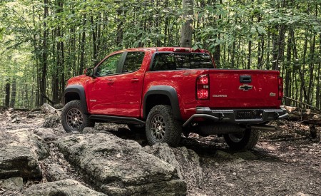 2019 Chevrolet Color:ado ZR2 Bison Rear Three-Quarter Wallpapers 450x275 (14)